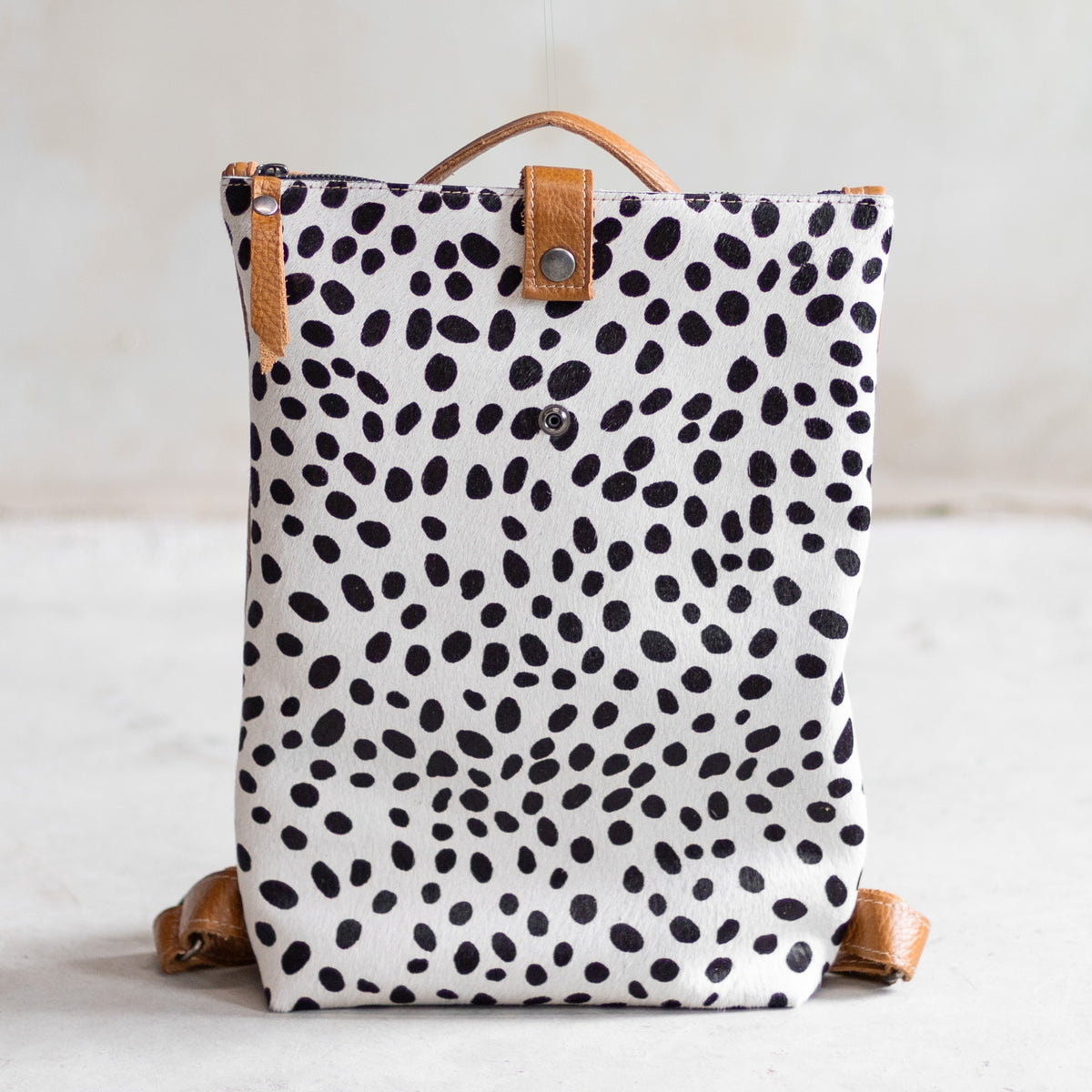 Sac à main à dos en cuir et peau de vache dalmatien, vu de face