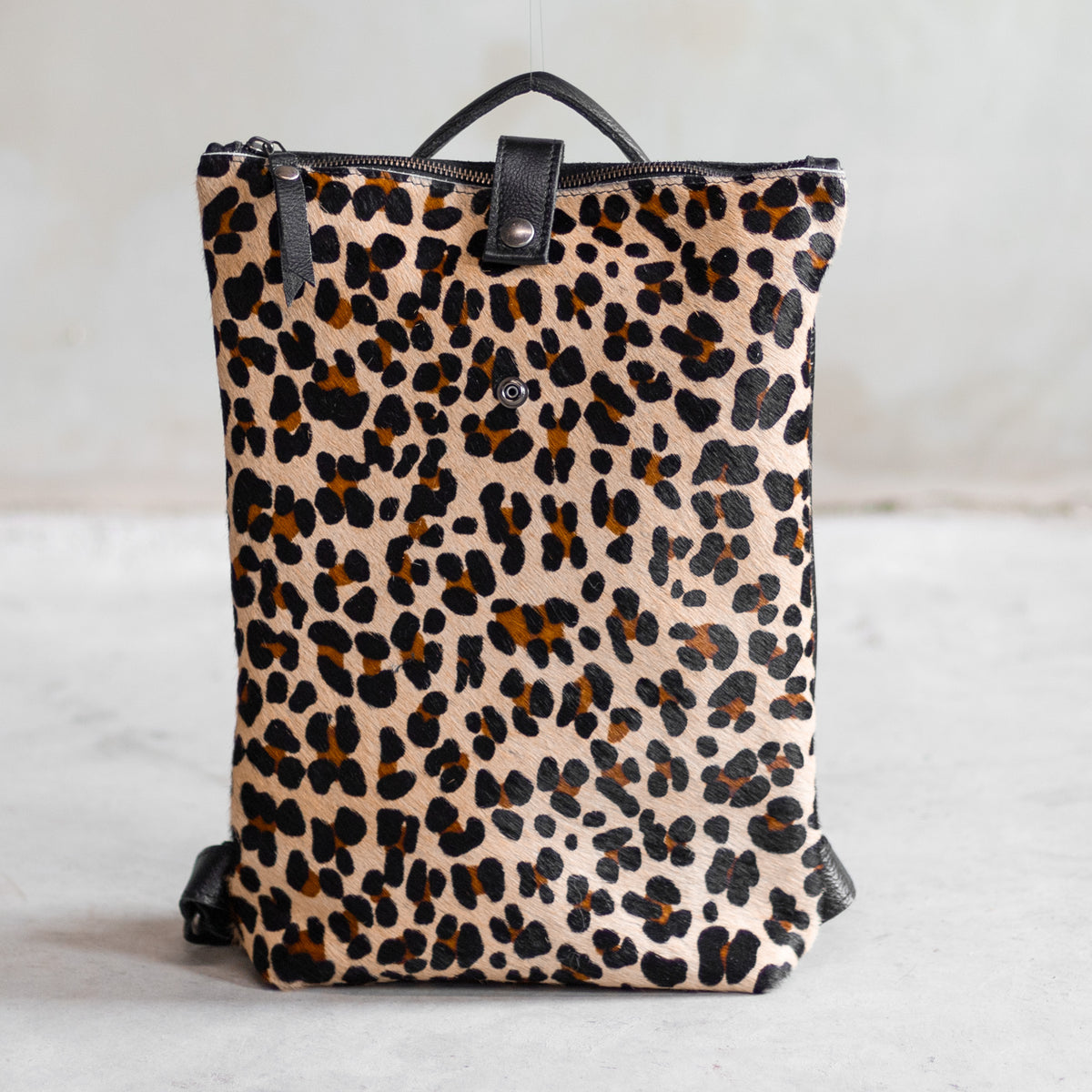 Sac à main à dos en cuir et peau de vache léopard, vu de face