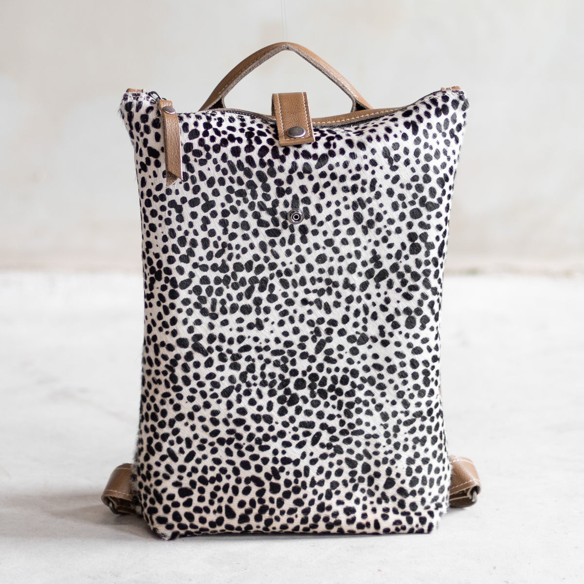 Sac à main à dos en cuir et peau de vache mini dalmatien, vu de face