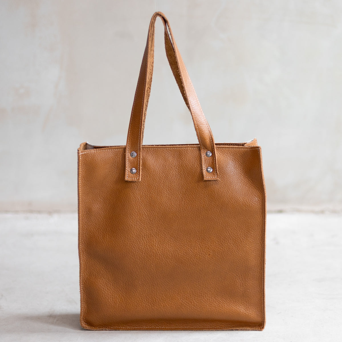 Sac à main cabas en cuir cognac, vu de face