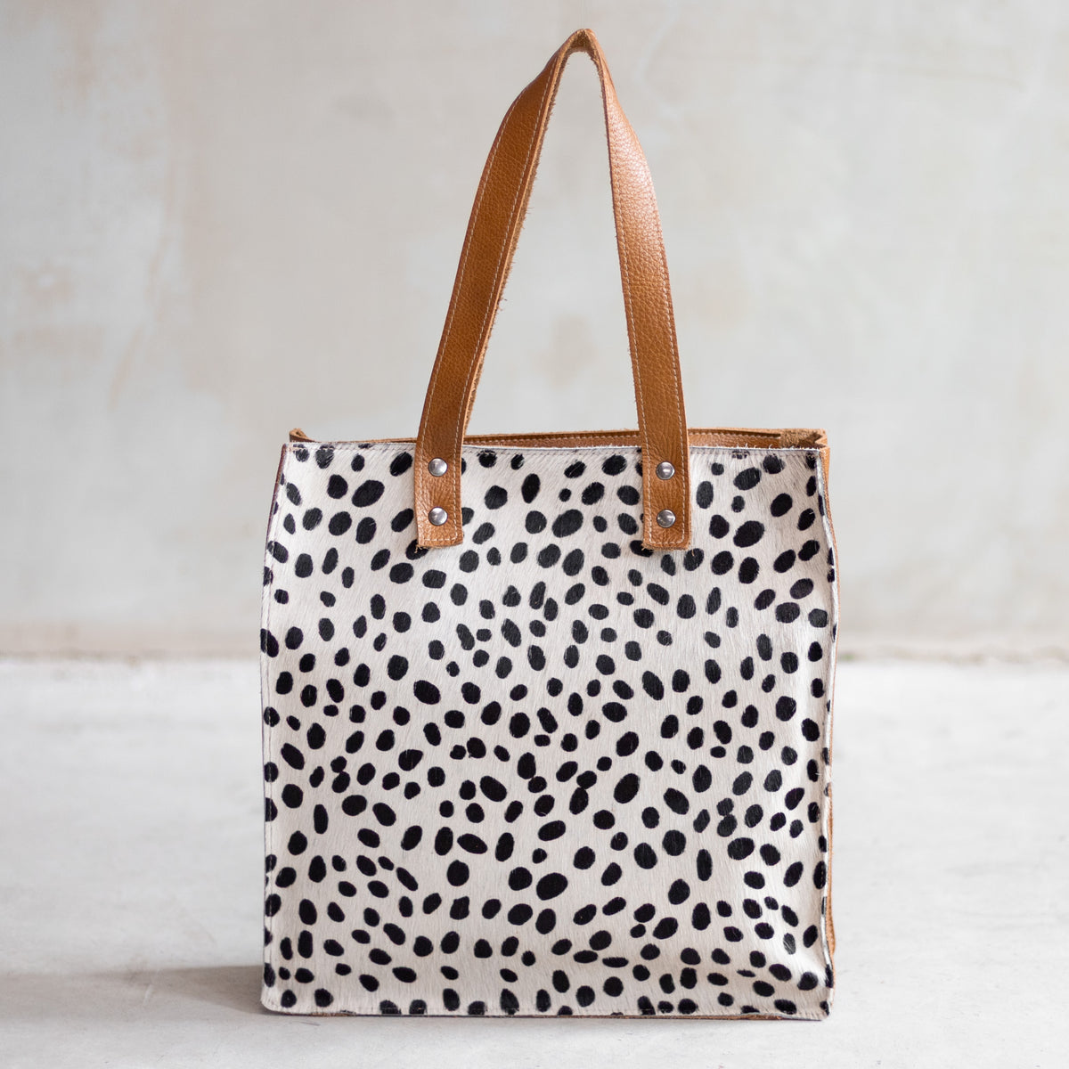 Sac à main cabas en cuir et peau de vache dalmatien, façade dalmatien vue de face