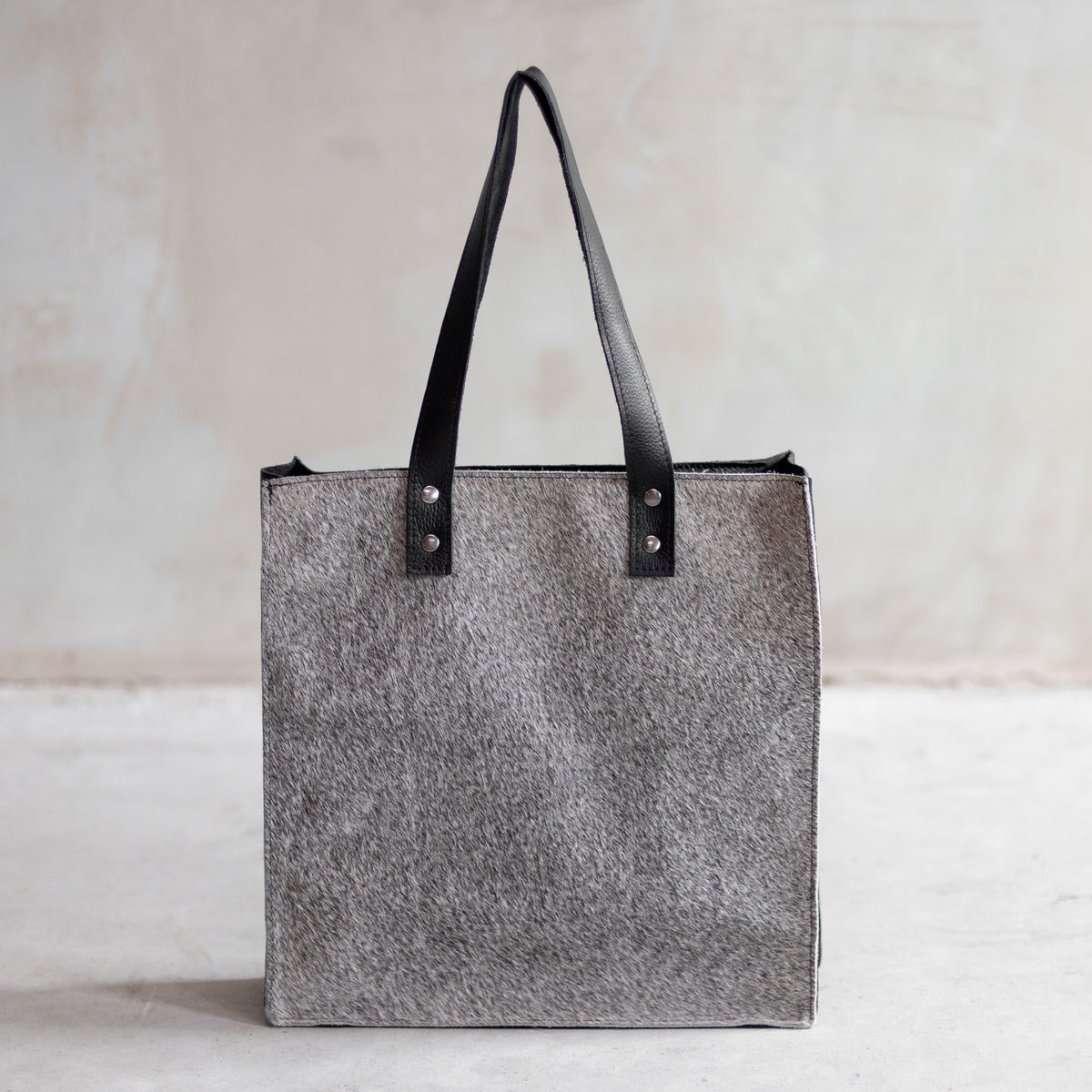 Sac à main cabas en cuir et peau de vache grise, façade grise vue de face