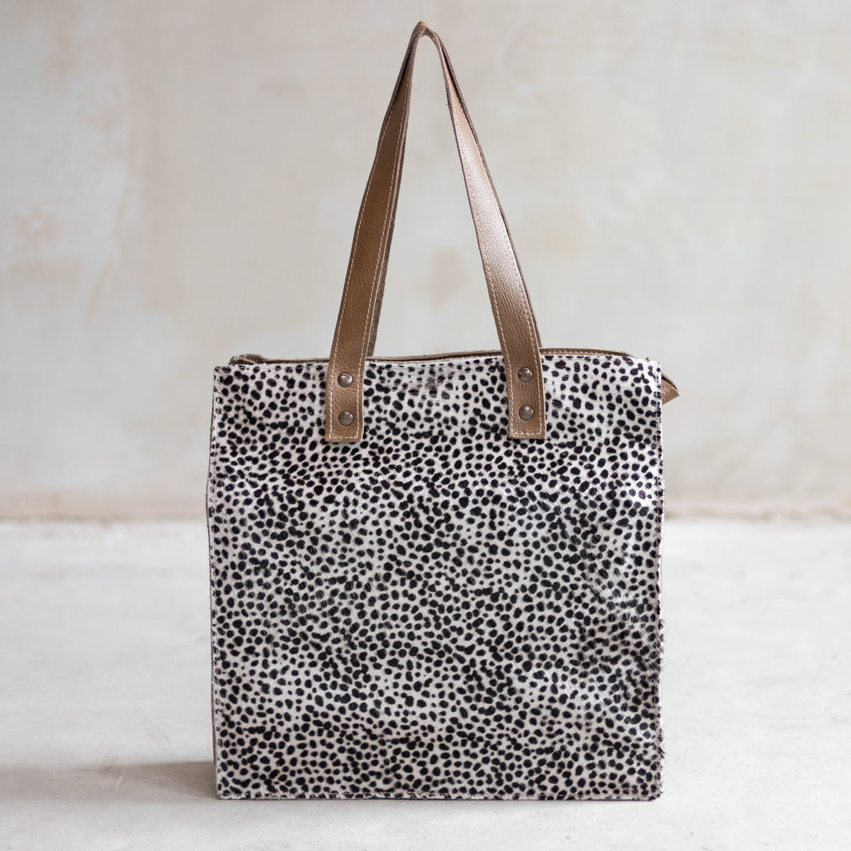 Sac à main cabas en cuir et peau de vache mini dalmatien, façade mini dalmatien vue de face