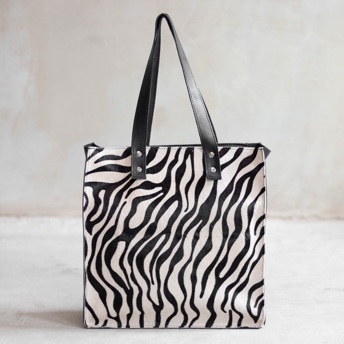 Sac à main cabas en cuir et peau de vache zèbre, façade zébrée vue de face
