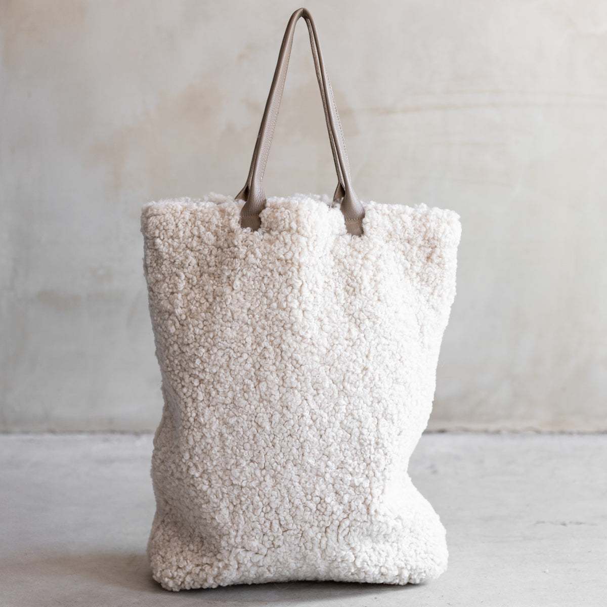 Sac à main cabas XXL en peau de mouton bouclée, vu de face, effet teddy blanc crème