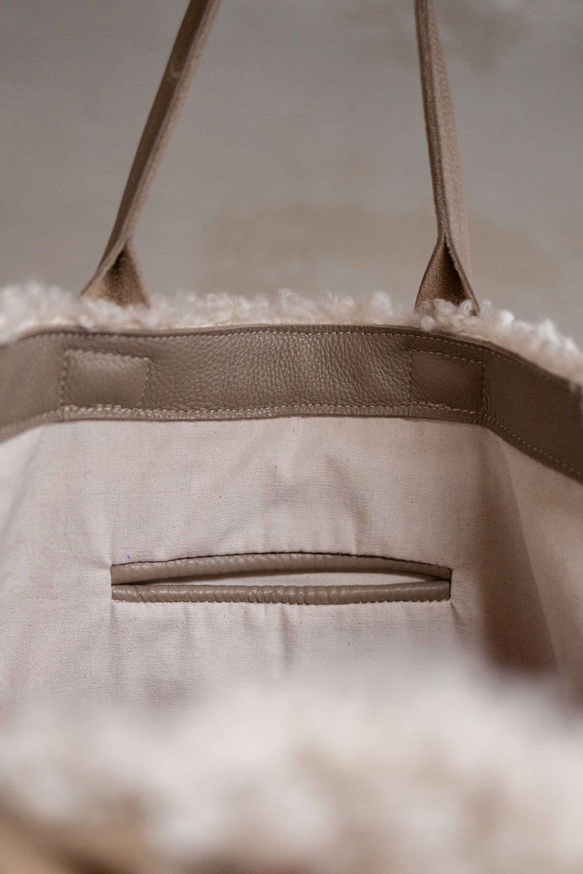 Sac à main cabas XXL en peau de mouton bouclée, intérieur doublé de coton avec poche zippée