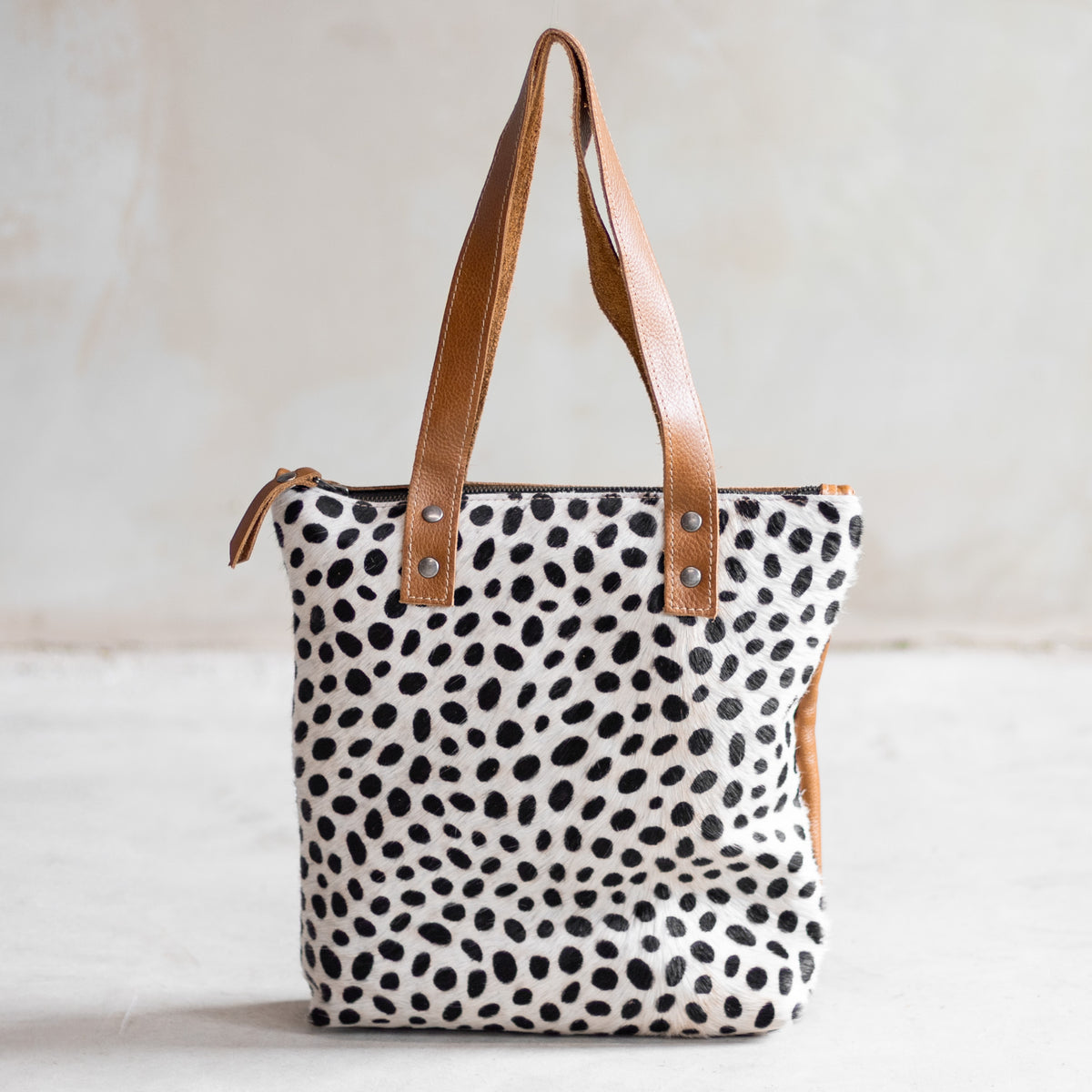 Sac à main épaule zippé en cuir et peau de vache dalmatien, façade dalmatien vue de face