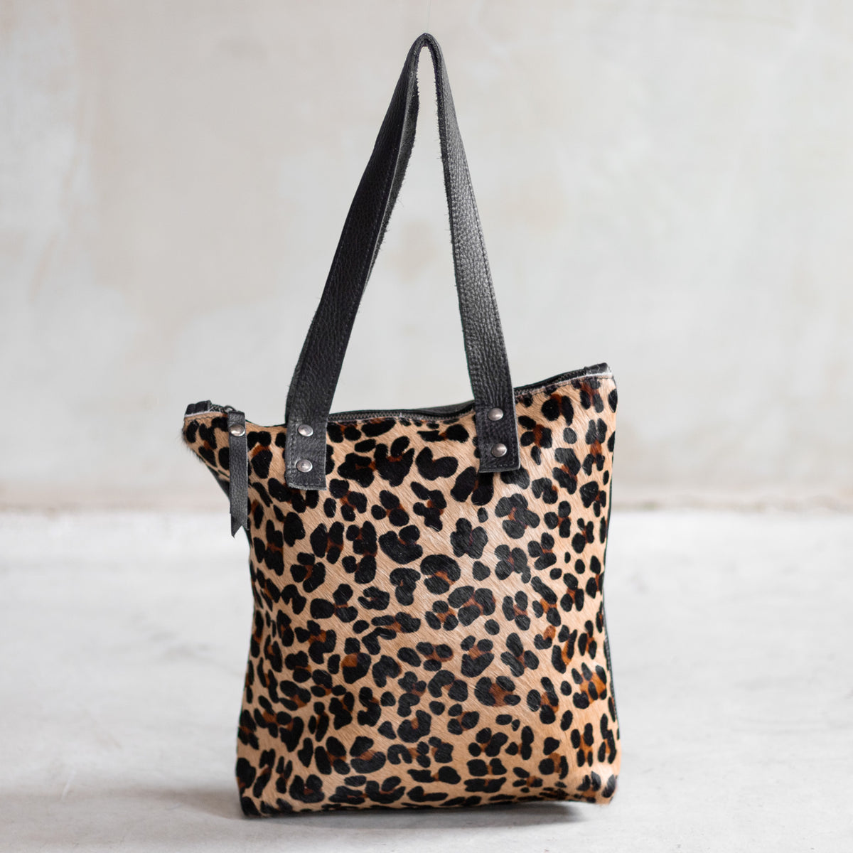 Sac à main épaule zippé en cuir et peau de vache léopard, façade léopard vue de face