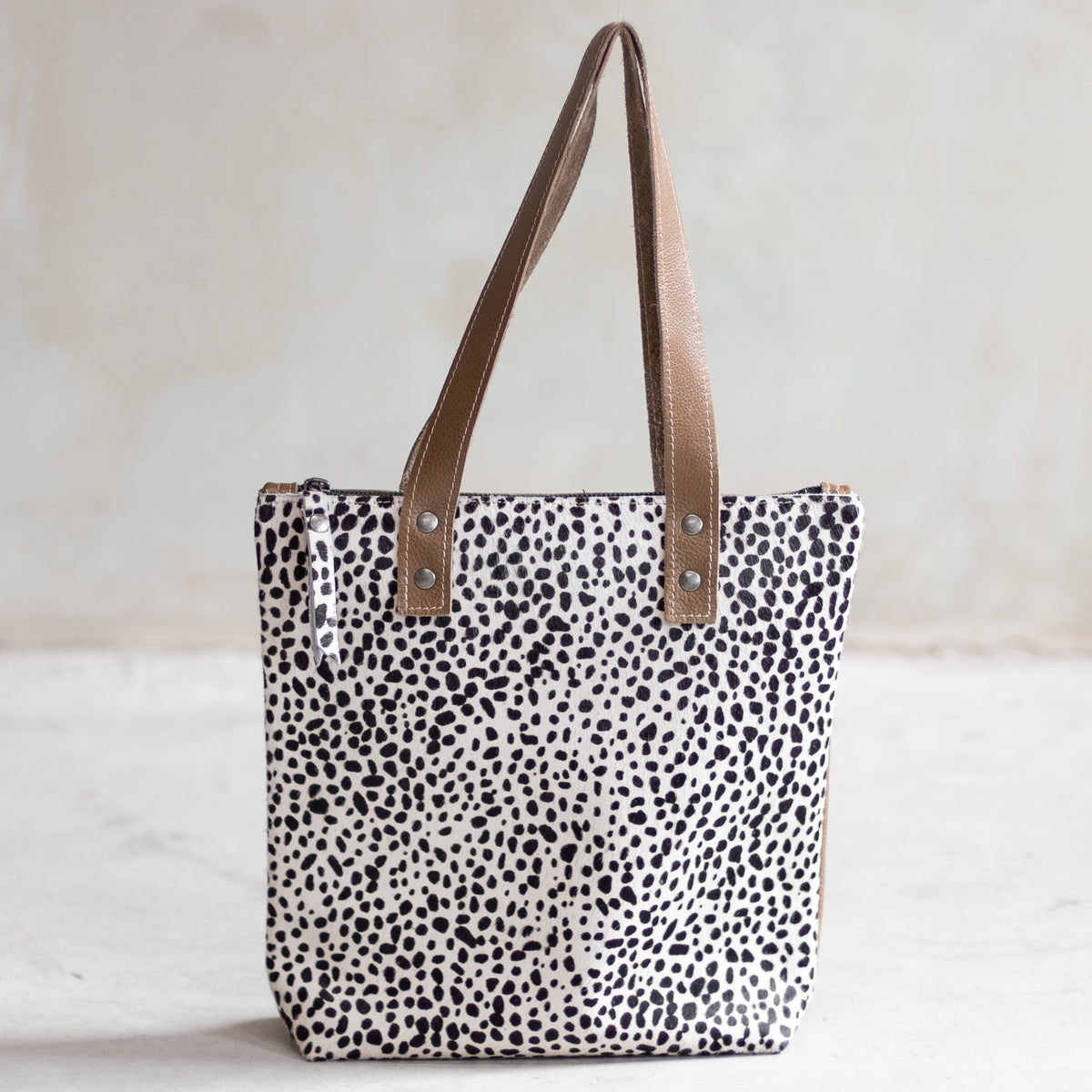 Sac à main épaule zippé en cuir et peau de vache mini dalmatien, façade mini dalmatien vue de face
