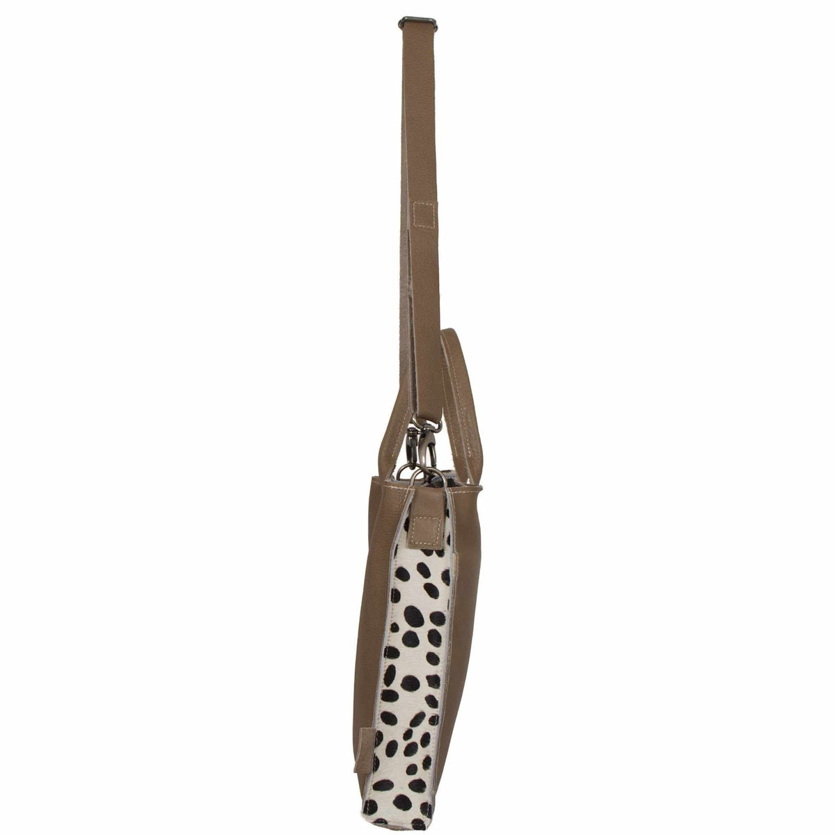 Sac à main ordinateur portable en cuir sable et peau de vache dalmatien, vu de profil, côté en peau de vache dalmatien