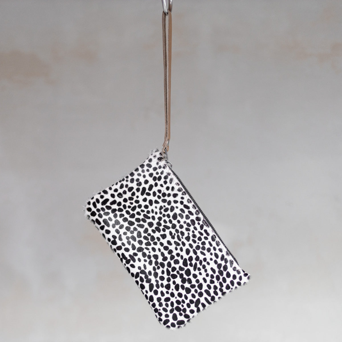 Sac à main pochette en peau de vache mini dalmatien, suspendue par sa dragonne