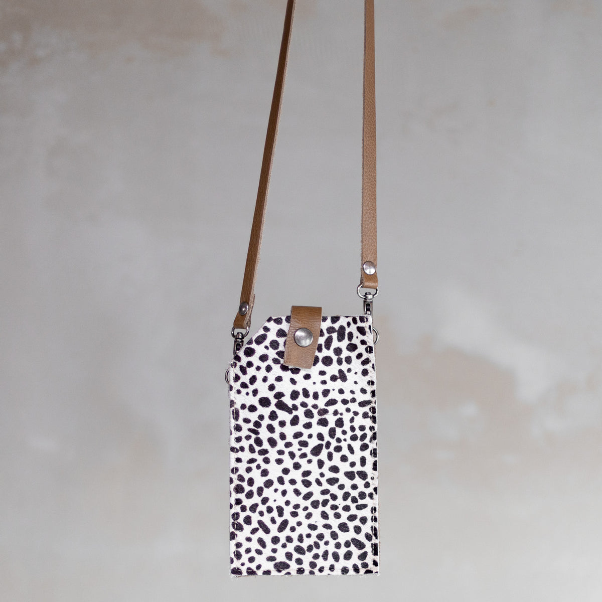 Sac à main pochette téléphone en peau de vache mini dalmatien, suspendue par sa bandoulière